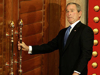 George W. Bush vor verschlossener TÃ&frac14;r